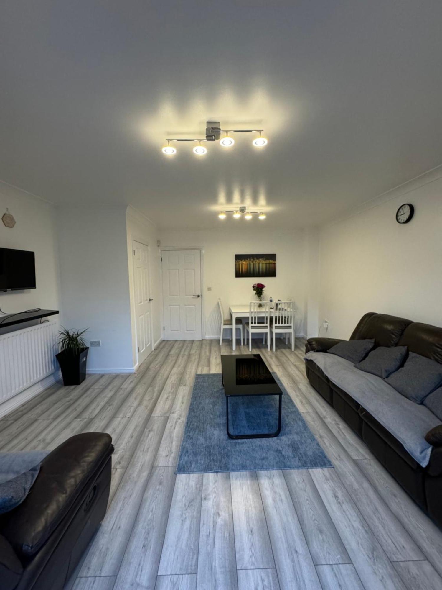 Spacious 3 Bedroom Home, With Private Driveway 5 Minutes From Excel Centre & Custom House London Exterior photo
