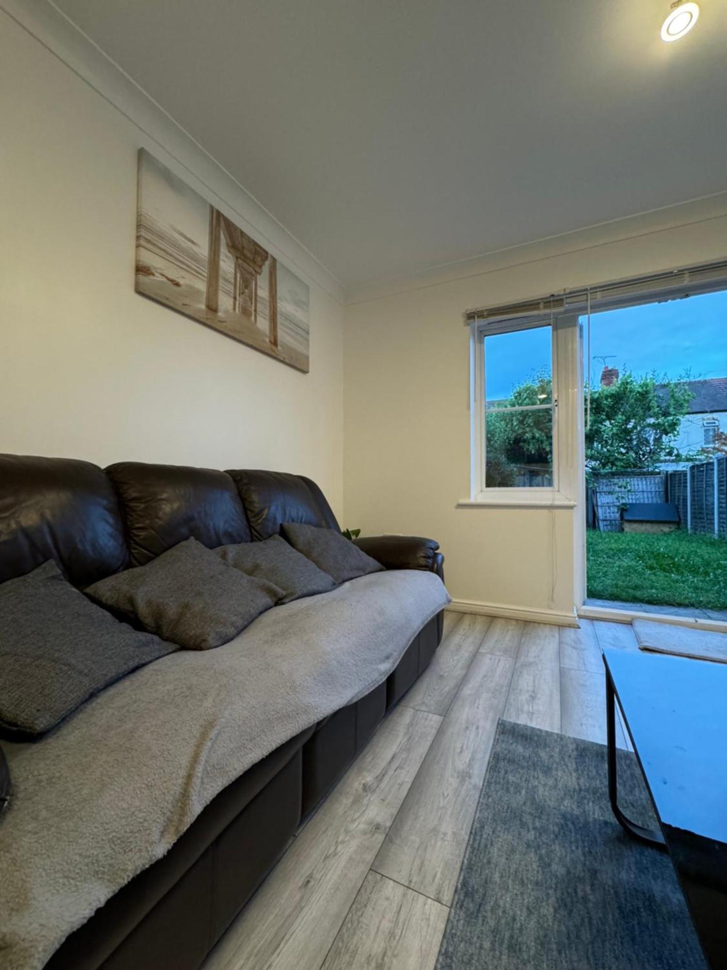 Spacious 3 Bedroom Home, With Private Driveway 5 Minutes From Excel Centre & Custom House London Exterior photo