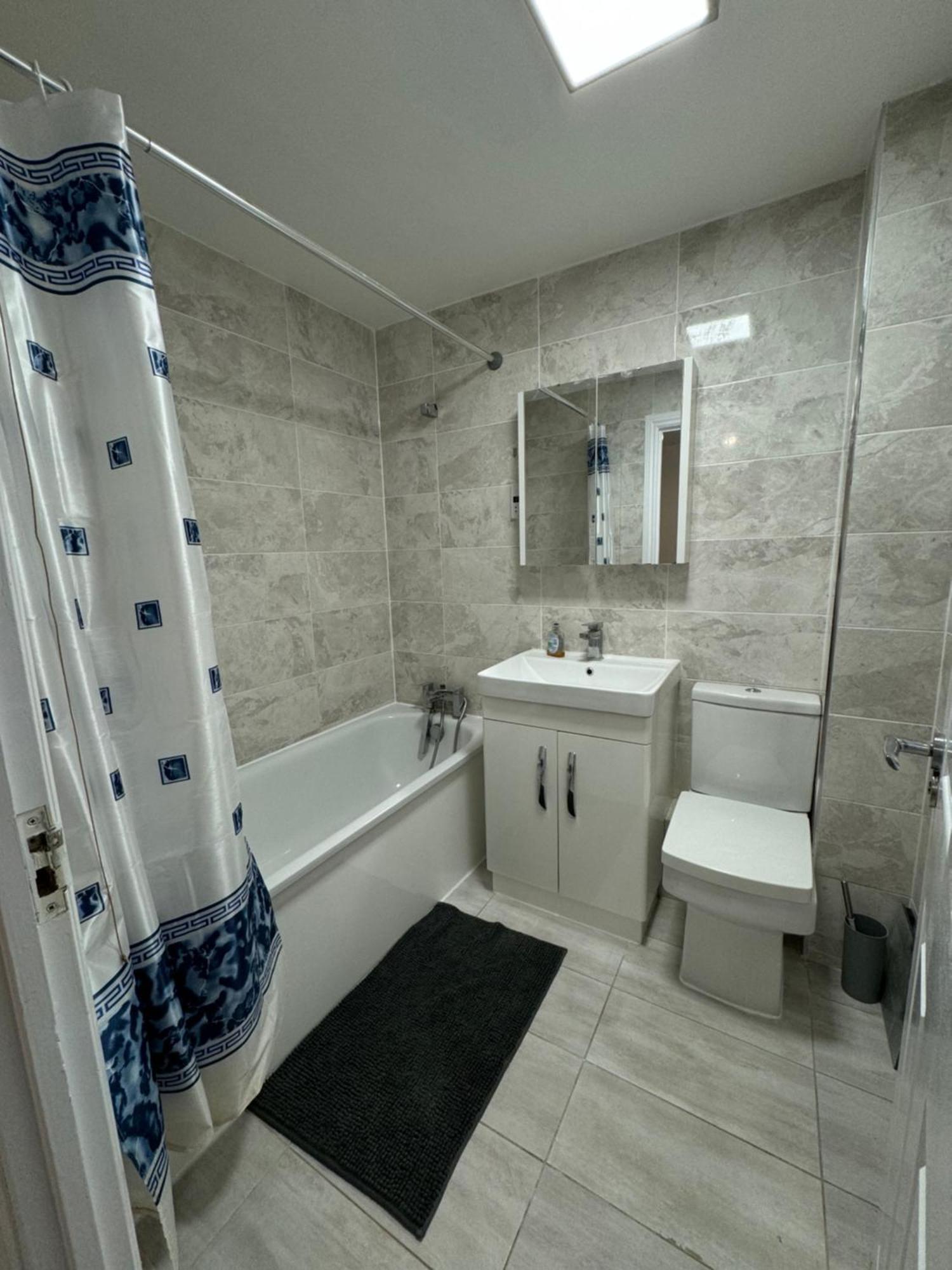 Spacious 3 Bedroom Home, With Private Driveway 5 Minutes From Excel Centre & Custom House London Exterior photo